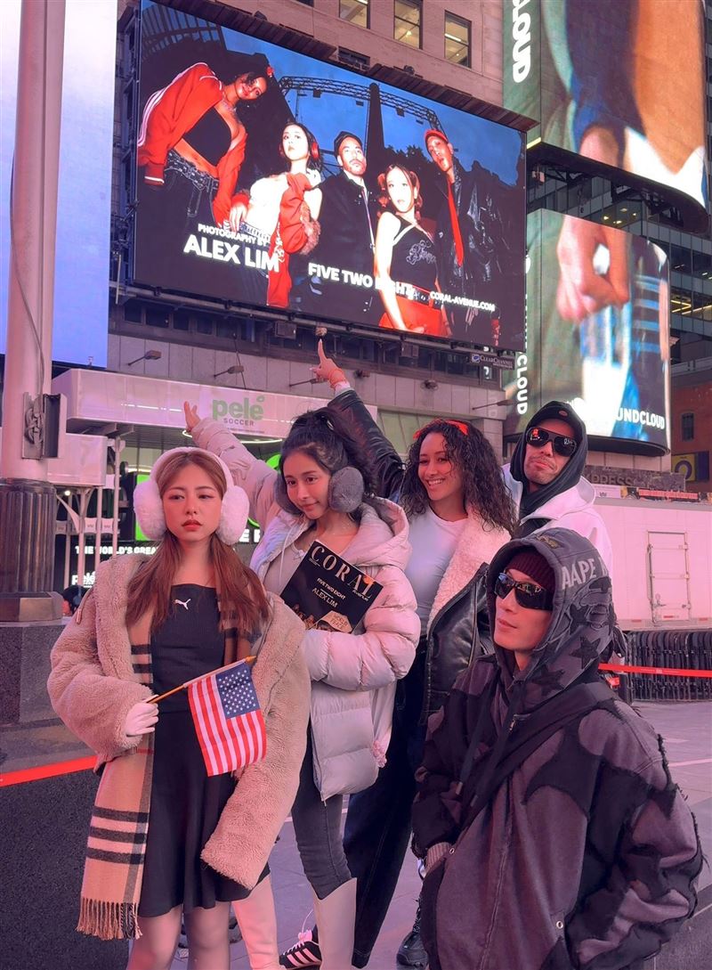 FIVE TWO EIGHT 五二八）正式登上紐約時代廣場，連續1週在全球最具指標性的國際地標曝光音樂作品與 MV。（圖／阿卡莎納團隊 提供）