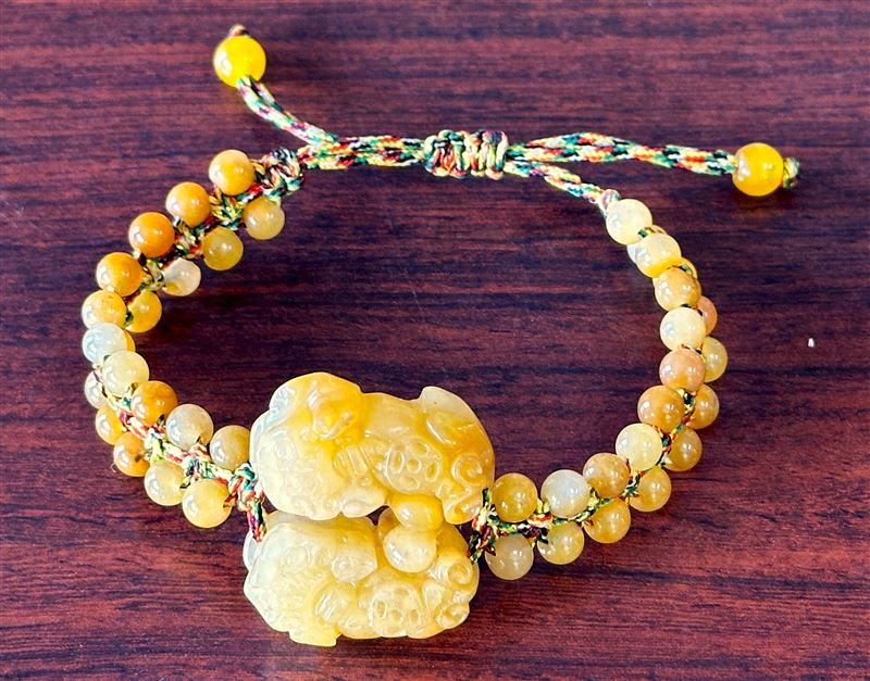 今年開運招財吉祥物為馬或貔貅，建議配戴相關手鍊或項鍊，並選擇木、火色系，增添財運與好運氣。（圖／命理專家楊登嵙提供）