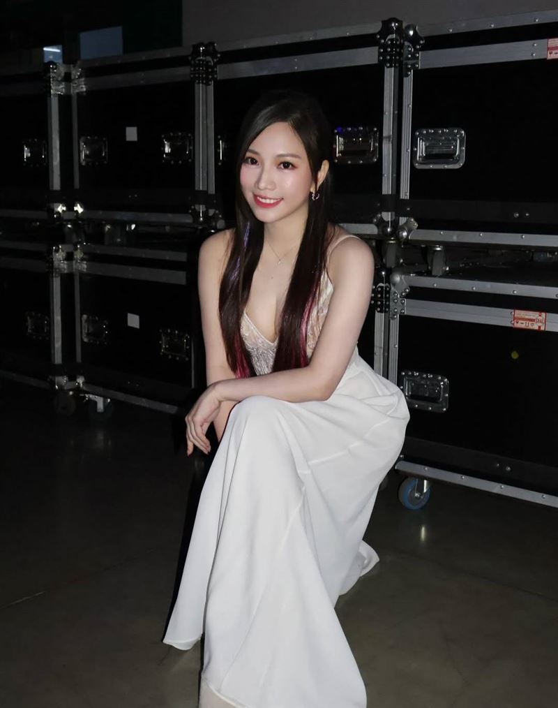 蔡尚樺爆乳主持尾牙。(圖/翻攝自IG)