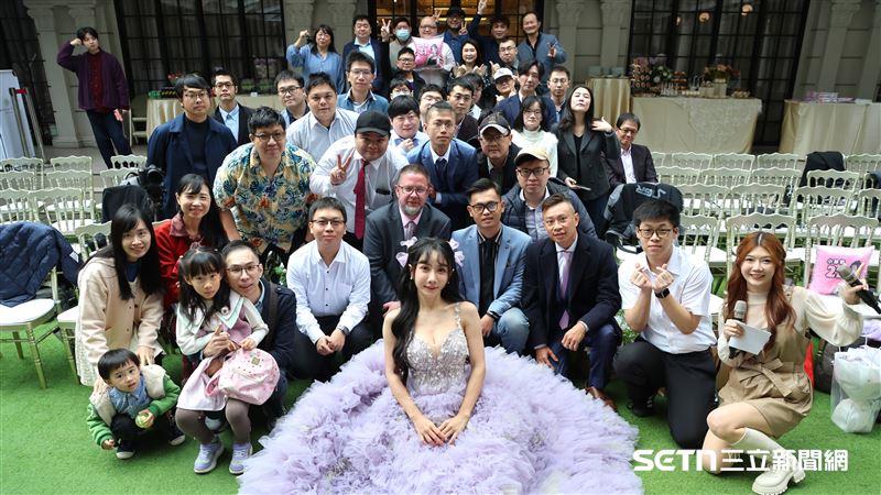 啦啦隊女神小珍奶發單曲和粉絲合影。（圖／記者劉彥池攝影）