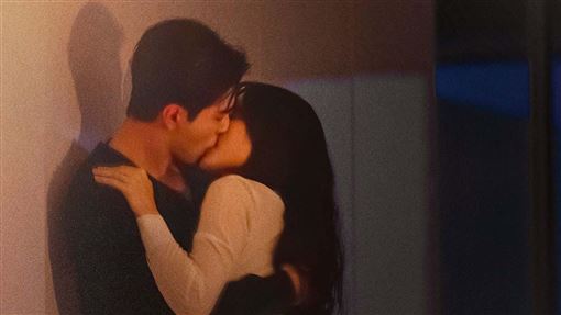 盧昱曉被夾傷陳星旭急護花！雪地親到家門