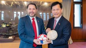 外交部長林佳龍設宴款待民主黨籍參議員蓋耶哥訪團，蓋耶哥曾於2018年訪台。（圖／外交部提供） 