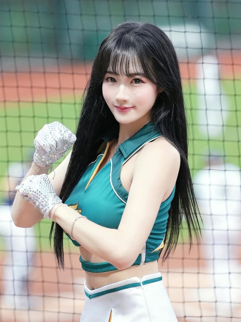 韓籍啦啦隊女神Mingo來台發展近2年,經常花時間苦學中文。(圖/翻攝自IG @_min_go)