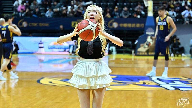 PS女孩李丹妃為新北中信特攻開球。（圖／中信特攻提供）