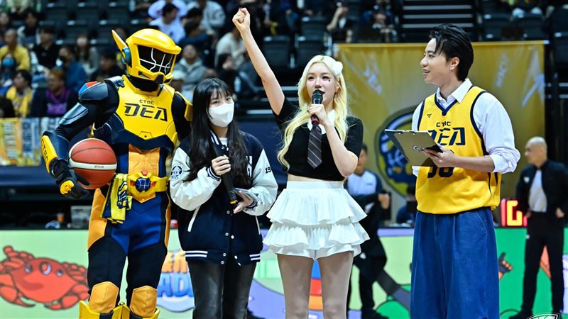 PS女孩李丹妃為新北中信特攻開球。（圖／中信特攻提供）