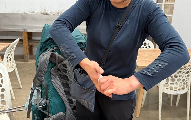 女山友在七卡山莊前吃早餐遭獼猴搶食，被抓傷手後中止行程下山。（圖／翻攝自臉書雪霸國家公園登山資訊分享站）