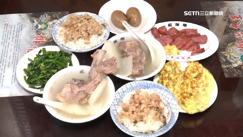 萬華排骨大王的招牌排骨湯配上瓜仔肉燥飯，成為了許多人心中最經典古早味