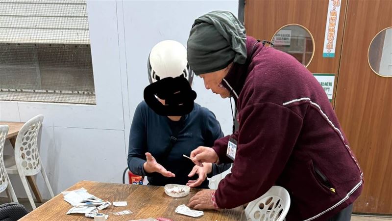 女山友在七卡山莊前吃早餐遭獼猴搶食，被抓傷手後中止行程下山。（圖／翻攝自臉書雪霸國家公園登山資訊分享站）