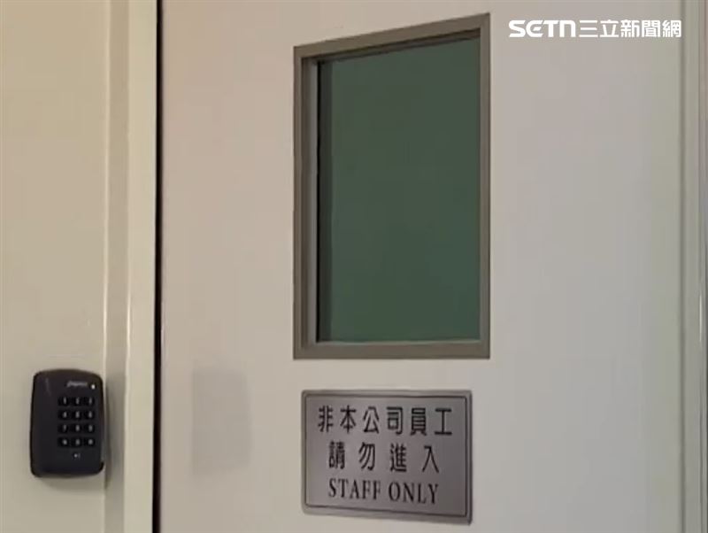 超商店員指出，倉庫或辦公區門上的鏡子，客人在門外照太久，讓自己有點尷尬、猶豫要不要開門。（圖／資料照）