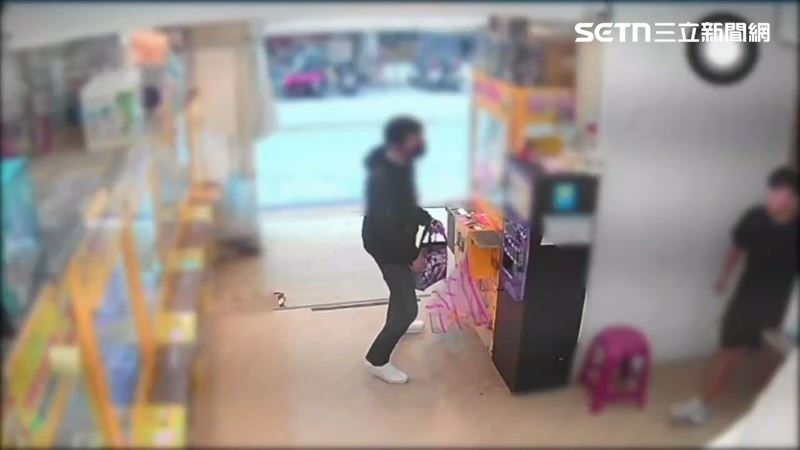 北市袁男拿自製鑰匙竊取娃娃機零錢箱，碰巧撞見店員轉身狂奔。（圖／翻攝畫面）