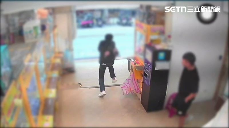 北市袁男拿自製鑰匙竊取娃娃機零錢箱，碰巧撞見店員轉身狂奔。（圖／翻攝畫面）