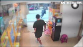 北市袁男拿自製鑰匙竊取娃娃機零錢箱，碰巧撞見店員轉身狂奔。（圖／翻攝畫面）