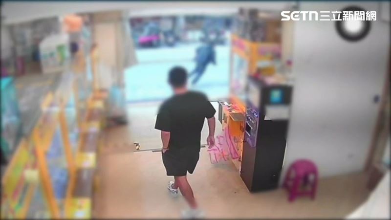 北市袁男拿自製鑰匙竊取娃娃機零錢箱，碰巧撞見店員轉身狂奔。（圖／翻攝畫面）