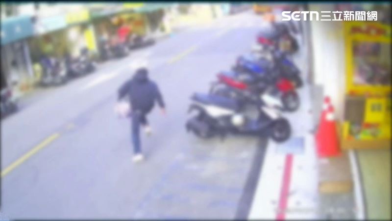 北市袁男拿自製鑰匙竊取娃娃機零錢箱，碰巧撞見店員轉身狂奔。（圖／翻攝畫面）