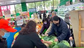 楓康超市祭出限時今明2天「10元高麗菜」優惠，一早便吸引大批婆媽湧入門市瘋搶。（圖／翻攝自楓康超市Threads）
