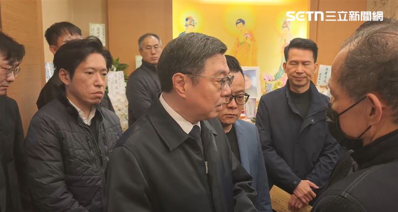 基隆火警小隊長詹能傑不幸殉職，行政院長卓榮泰前往靈堂致意。（圖／翻攝畫面）