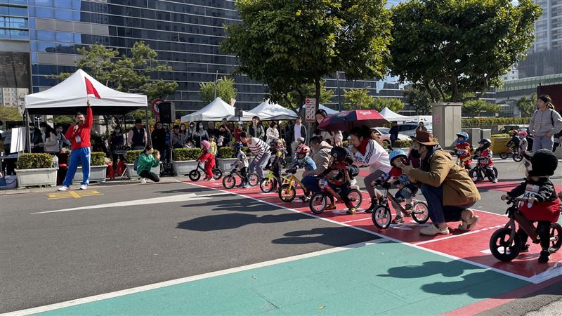 台中市消防局舉辦「風火輪救援隊－119消防體驗&times;滑步車挑戰賽」消防節誌慶活動。（圖／台中市消防局提供）