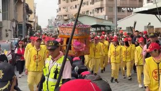 天下父母心　家長帶病童祈求山邊媽祖祝福