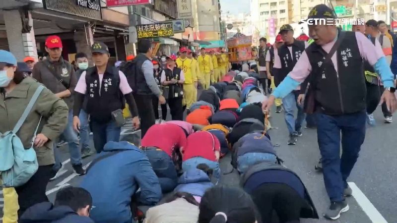 許多信眾虔誠祈福