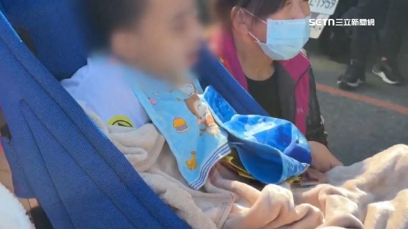 媽媽帶著19歲小兒麻痺的兒子前來向山邊媽祖祈福，希望能繼續平安順利