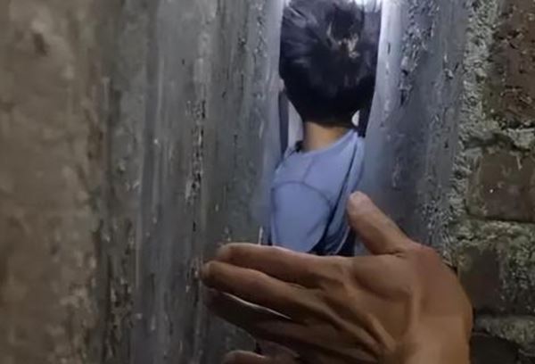 許多熊孩子突發奇想陷入困境，專家呼籲第一時間冷靜勿掙扎，趕緊報警。（圖／翻攝畫面）