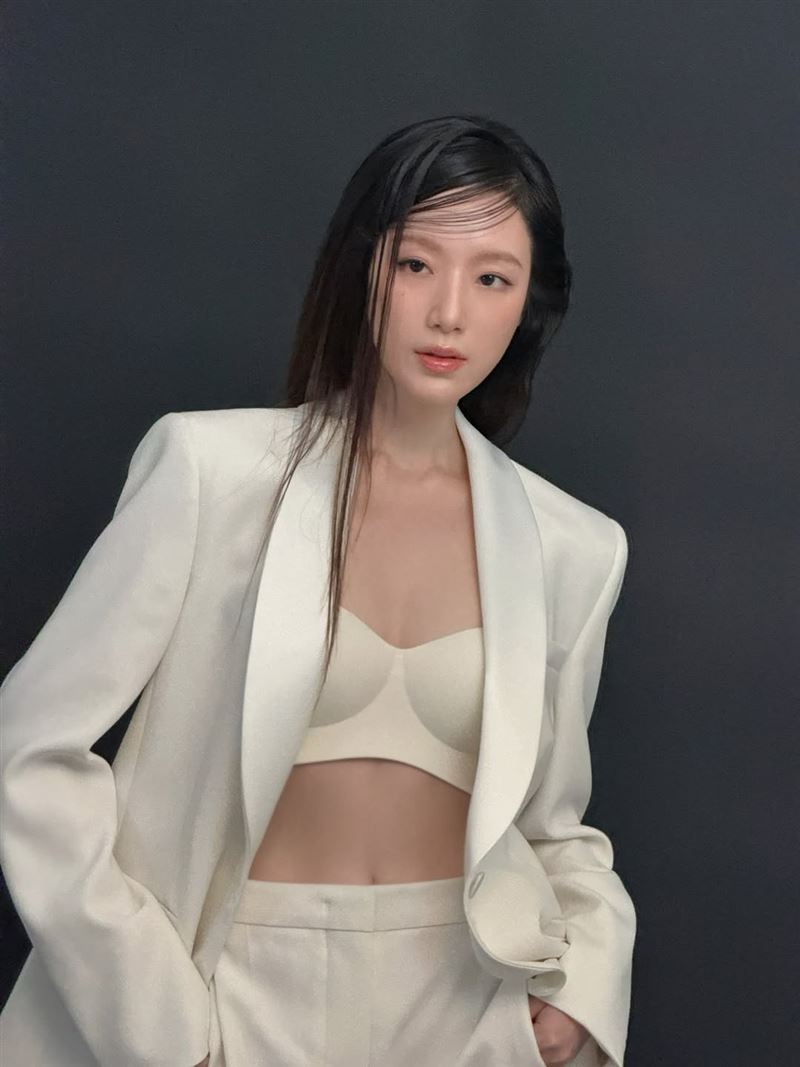 舒華無預警曬出一組內衣的棚拍花絮照，美胸全不藏率性又性感。（圖／翻攝自IG @yeh.shaa_）