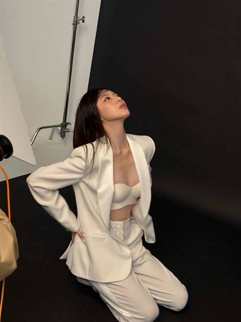 舒華無預警曬出一組內衣的棚拍花絮照，美胸全不藏率性又性感。（圖／翻攝自IG @yeh.shaa_）