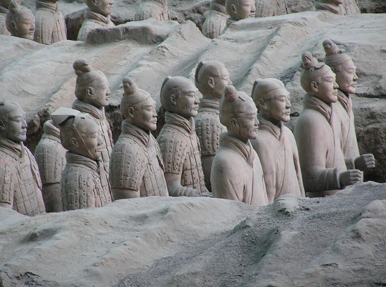 舉世聞名的秦始皇陵兵馬俑坑中，數千尊陶俑皆以神態各異、栩栩如生著稱。（圖／翻攝自維基百科）
