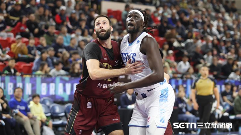 PLG例行賽，台鋼獵鷹洋將貝納師和富邦勇士洋將阿庫斯籃下卡位。（圖／記者劉彥池攝影）