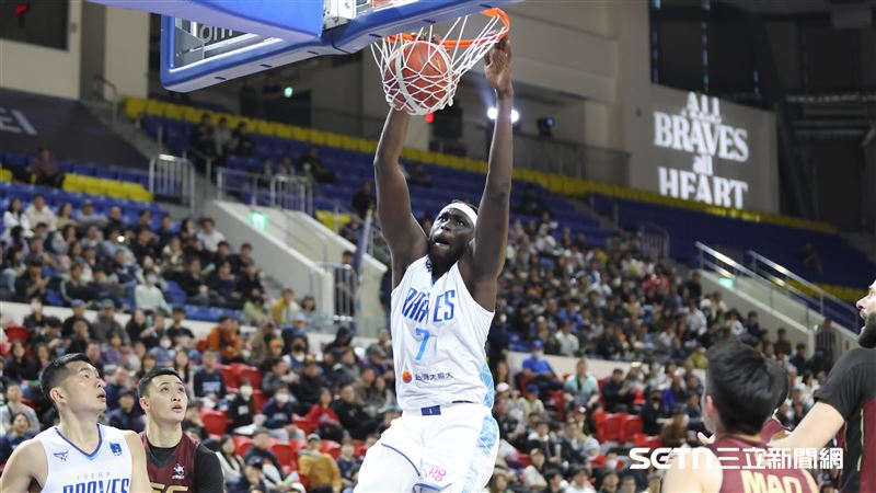 PLG例行賽，富邦勇士洋將阿庫斯雙手灌籃。（圖／記者劉彥池攝影）