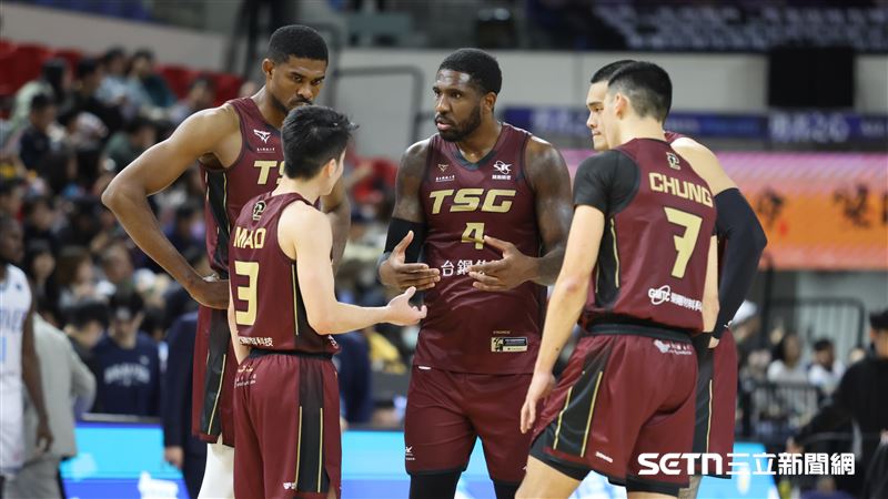 PLG例行賽，台鋼獵鷹洋將翟蒙集合隊友講話。（圖／記者劉彥池攝影）