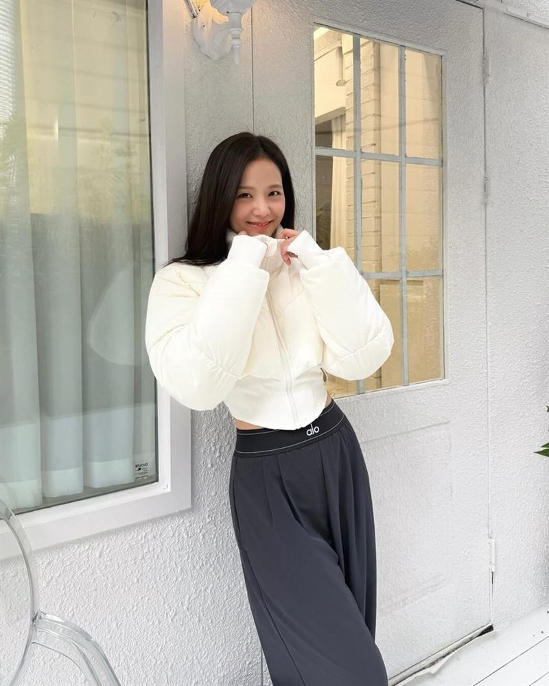 羽絨衣「不能」跟毛衣一起穿。（圖／翻攝自IG @sooyaaa__）