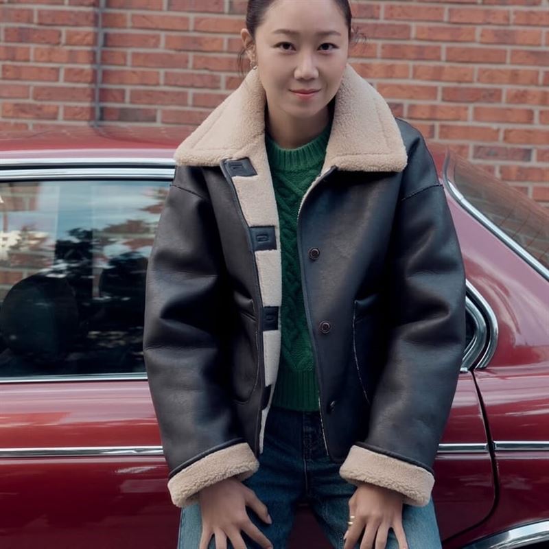 大衣、厚外套可跟毛衣搭配。（圖／翻攝自 IG @rovvxhyo ）