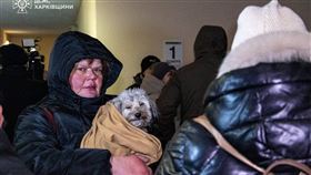 俄軍又再半夜空襲了！基輔市民趕緊躲到避難所，也不忘帶上最親愛的毛小孩家人。（圖／翻攝自X平台 @Maks_NAFO_FELLA）