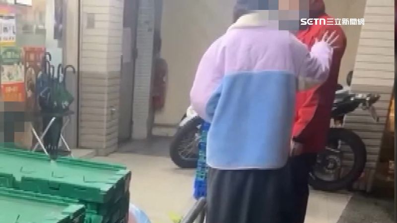 酒醉男子的妻子出面緩和雙方氣氛