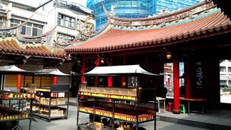 有些廟宇安太歲的方式，是在太歲神旁點上寫有犯太歲者姓名的光明燈：圖為桃園文昌宮的光明燈。（圖／翻攝自維基百科）