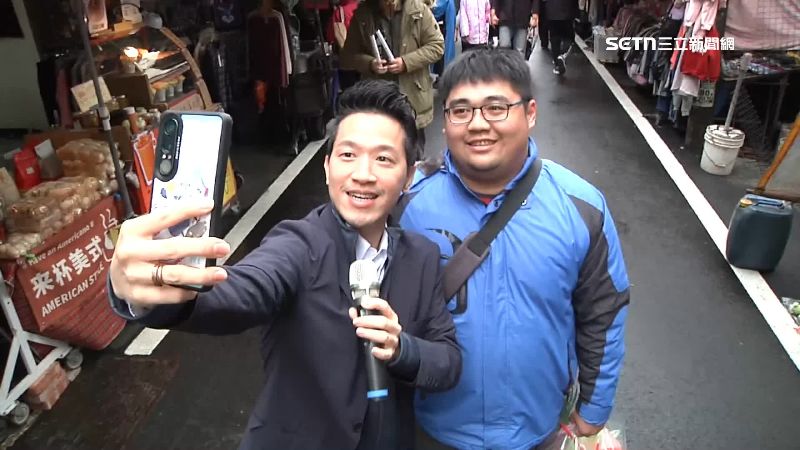 何志偉攜手綠議員前進市場　向鄉親拜早年