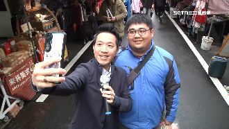何志偉攜手綠議員前進市場　向鄉親拜早年