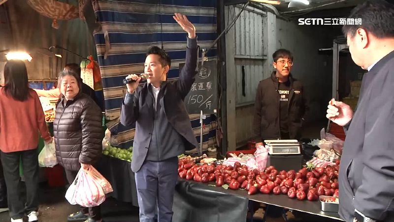 何志偉更在市場幫忙叫賣