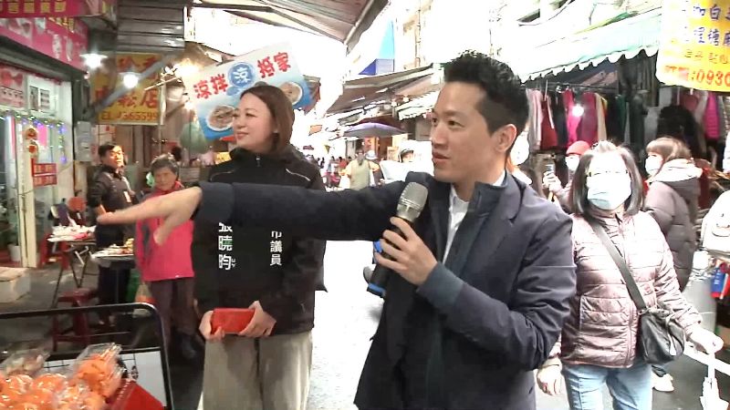 何志偉來到忠貞市場拜早年