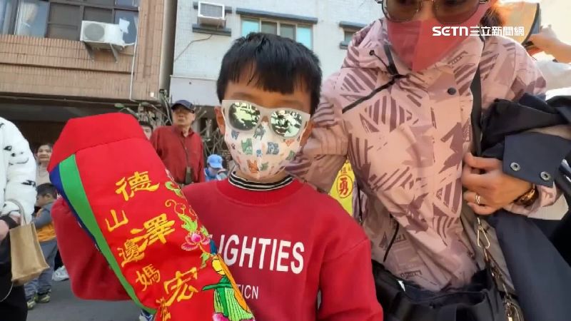 小男童因眼角膜受傷，也來祈求媽祖開刀順利