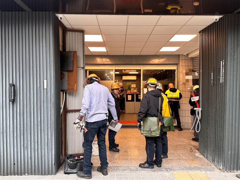 板橋養生館暗藏春色，海山警強腕掃蕩，強制斷水斷電。（圖／翻攝畫面）