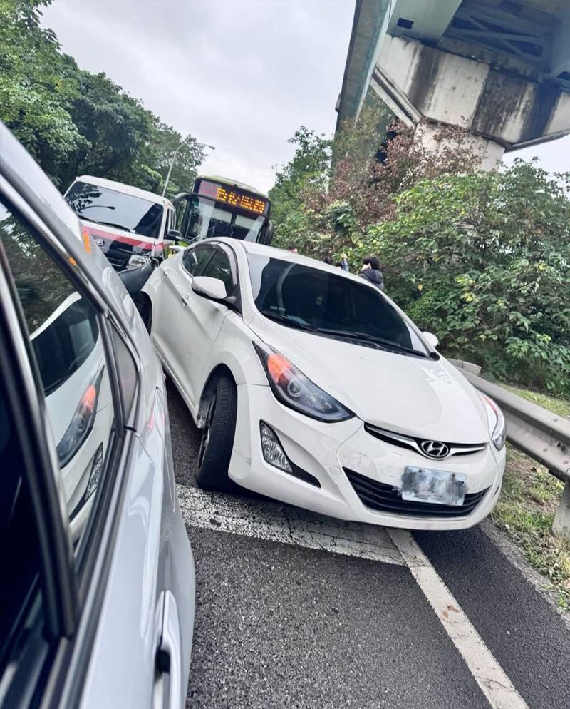 依依搭車上國道慘遇追撞車禍。（圖／翻攝自臉書）