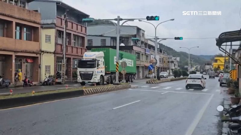 此路口常有大車呼嘯而過