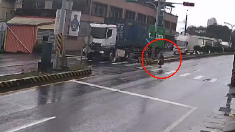 老婦人走到聯結車前，號誌突變因此被撞上