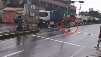 8旬義肢嬤綠燈過馬路　聯結車撞上竟逃逸