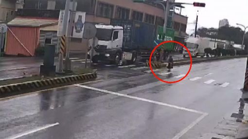 8旬義肢嬤綠燈過馬路　聯結車撞上竟逃逸