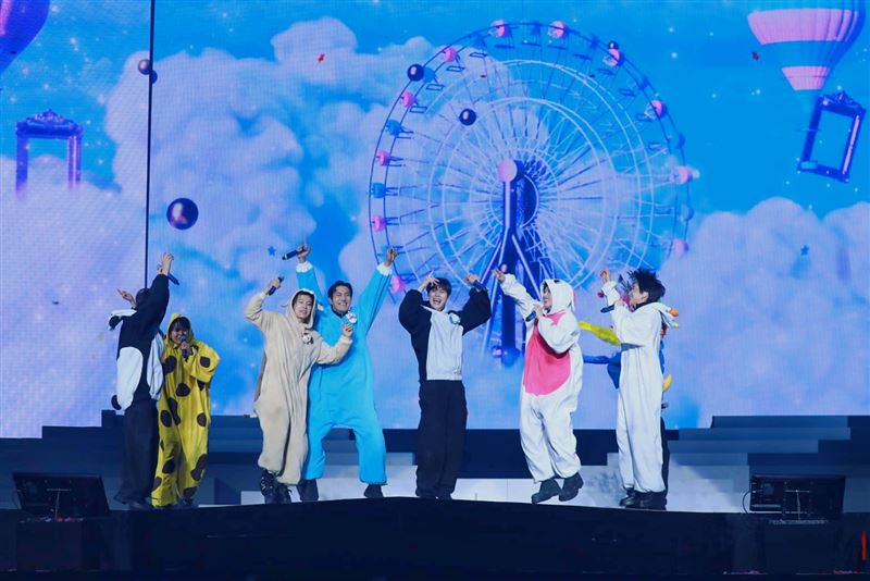 SUPER JUNIOR開心與E.L.F.同歡。(圖/讀者提供)