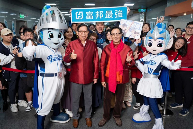 富邦集團今於南港舉辦謝年會，1.6萬員工同歡。2025年集團資產破14兆，連五年居全台之首；金控EPS 8.36元，連17年稱霸獲利王。今年豪撒2050萬獎金，中獎率84%創新高。告五人、蘇打綠熱唱，高雄場將於31日由韋禮安、任賢齊接力。（圖／富邦提供）