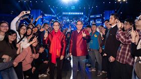 富邦集團今於南港舉辦謝年會，1.6萬員工同歡。2025年集團資產破14兆，連五年居全台之首；金控EPS 8.36元，連17年稱霸獲利王。今年豪撒2050萬獎金，中獎率84%創新高。告五人、蘇打綠熱唱，高雄場將於31日由韋禮安、任賢齊接力。（圖／富邦提供） 